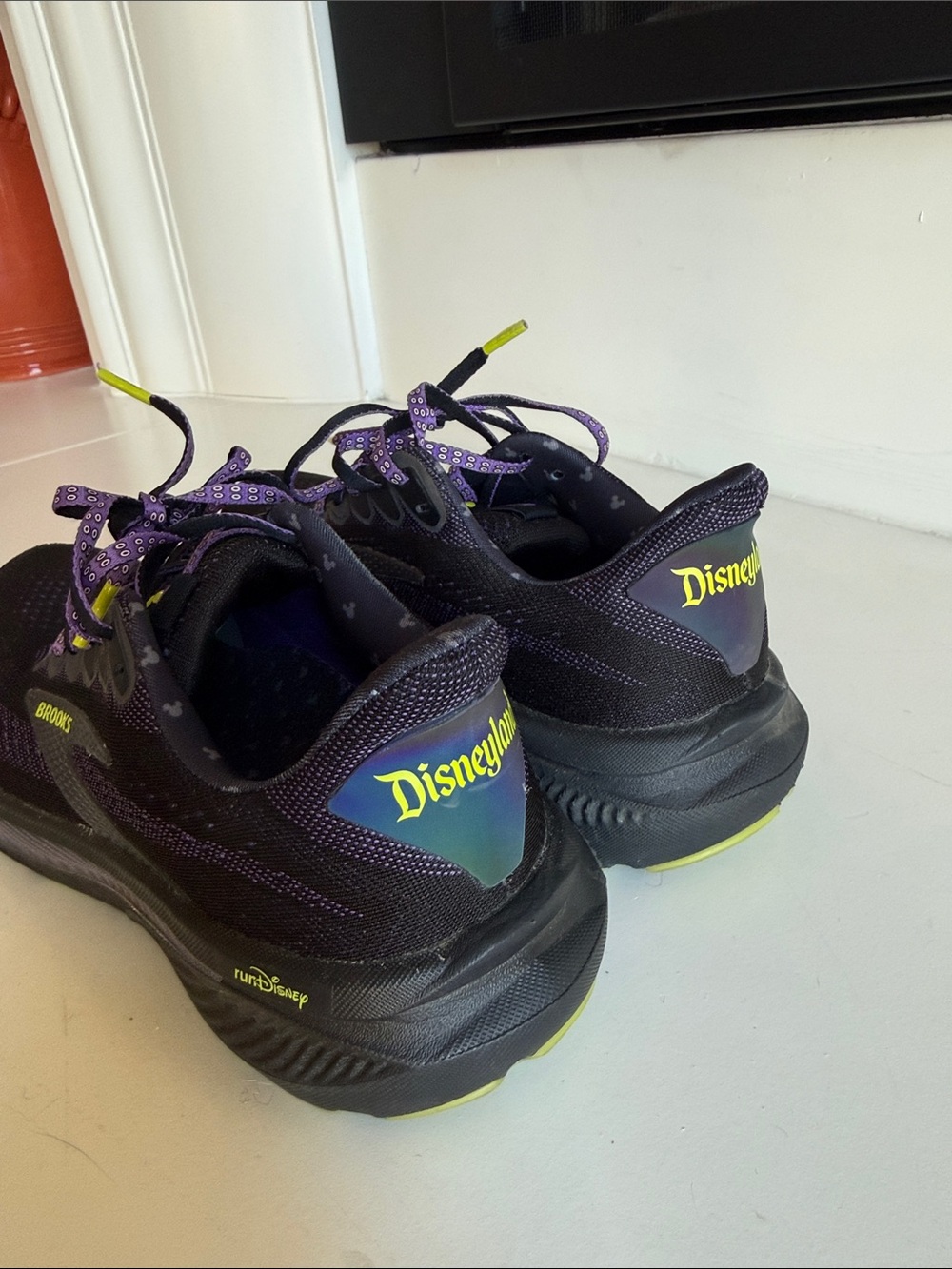 Brooks Women’s Ghost 17 RunDisney Halloween Half Marathon Running Shoes Size 9 - Picture 2 of 9